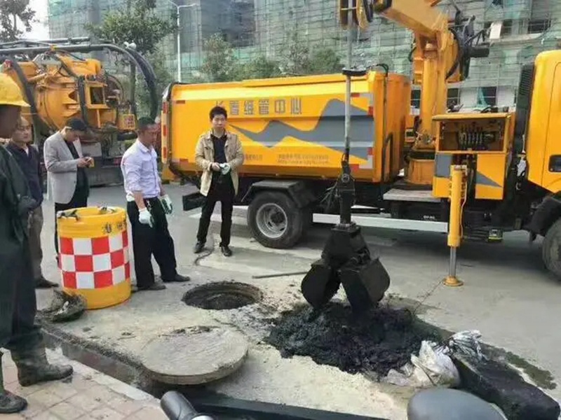 南昌街道：網(wǎng)格員化身“清道夫”，為民解憂(yōu)疏通“堵心”化糞池